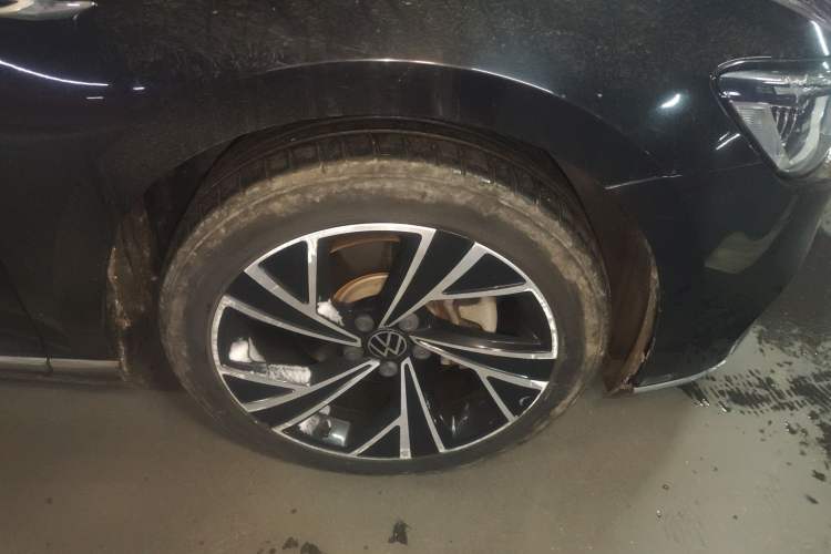 Used Volkswagen Magotan 2021 330TSI DSG 30th Anniversary Edition Right Front Wheel Hub