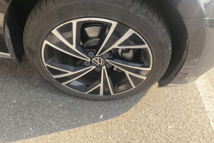 Used Volkswagen Magotan 2021 330TSI DSG 30th Anniversary Edition Right Front Wheel Hub