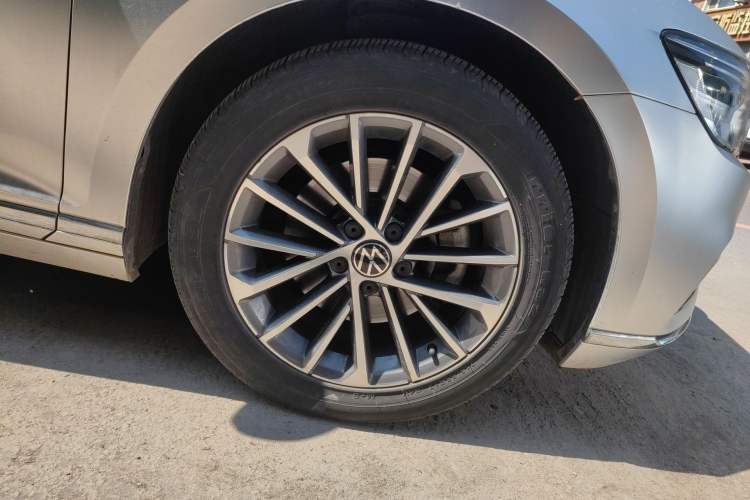 Used Volkswagen Magotan 2021 330TSI DSG 30th Anniversary Edition Right Front Wheel Hub
