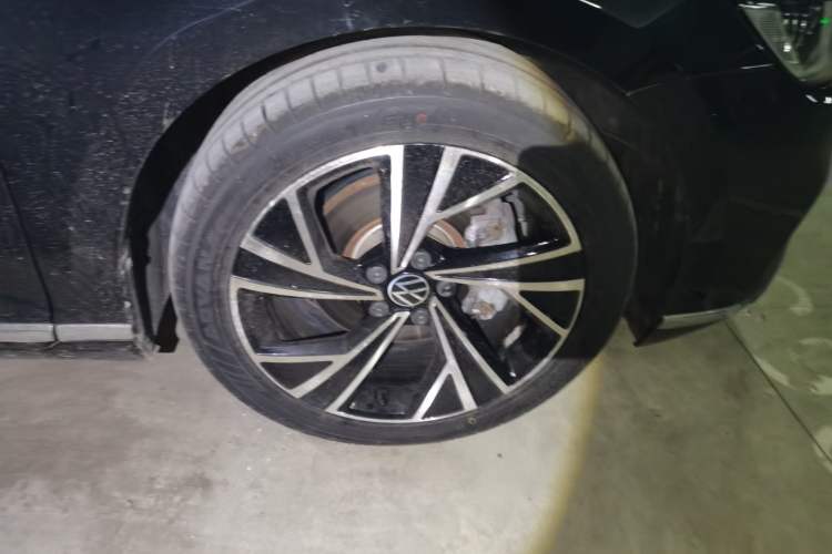 Used Volkswagen Magotan 2021 330TSI DSG 30th Anniversary Edition Right Front Wheel Hub