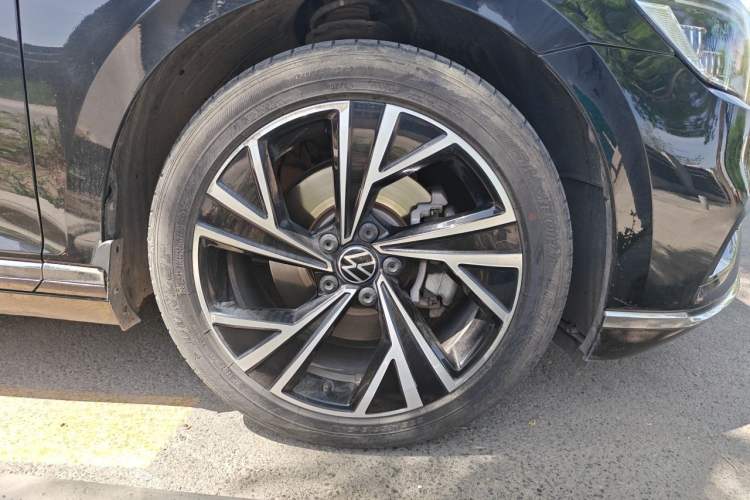 Used Volkswagen Magotan 2021 330TSI DSG 30th Anniversary Edition Right Front Wheel Hub