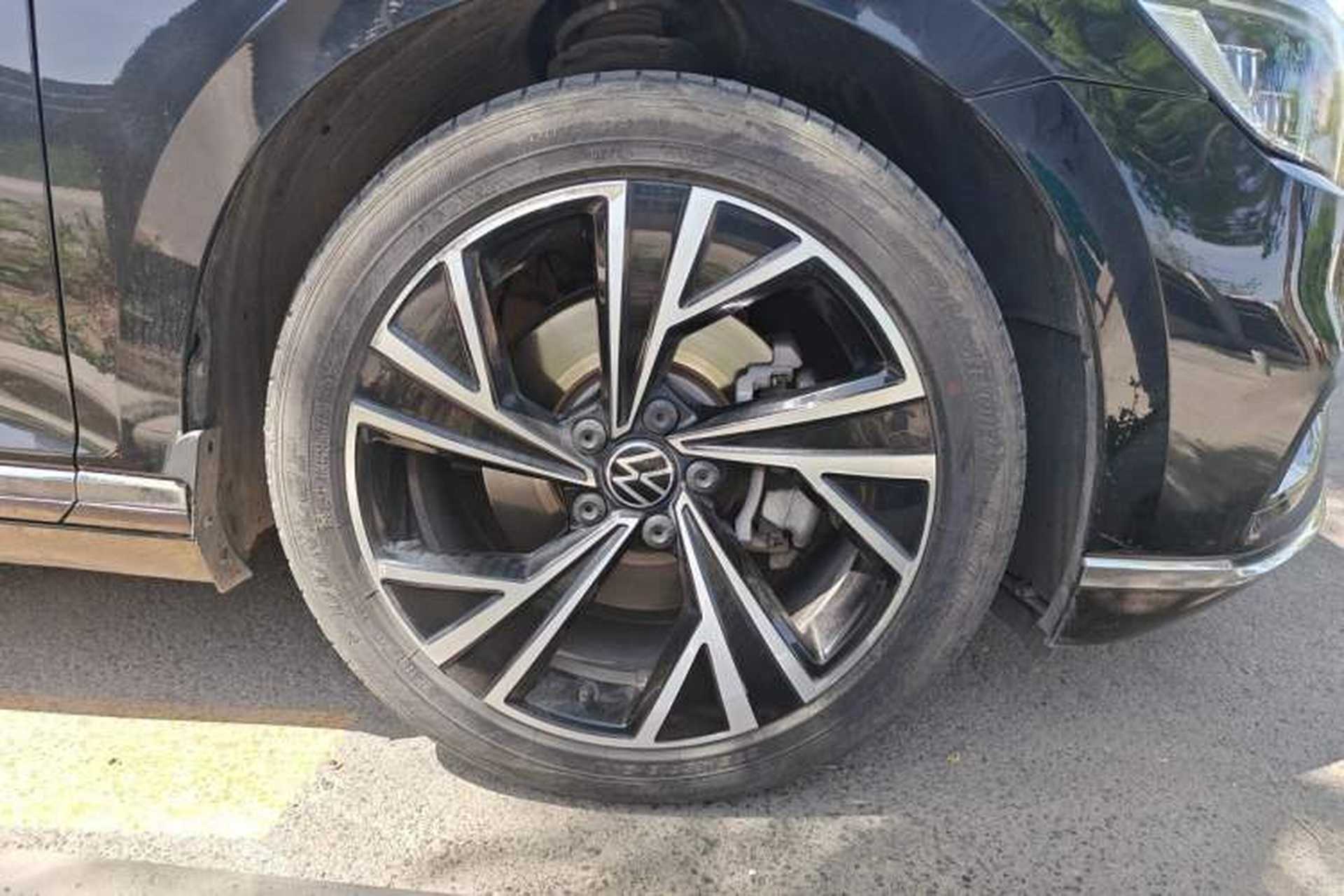 Used Volkswagen Magotan 2021 330TSI DSG 30th Anniversary Edition Right Front Wheel Hub