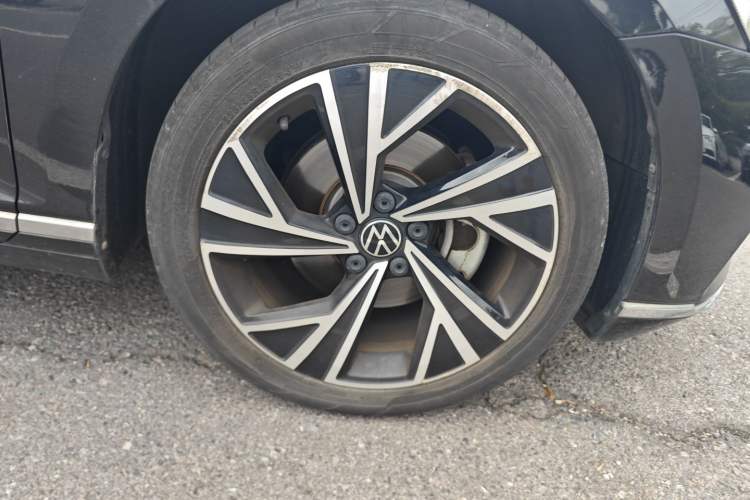 Used Volkswagen Magotan 2021 330TSI DSG 30th Anniversary Edition Right Front Wheel Hub