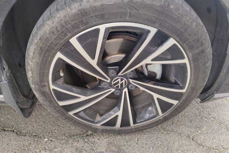 Used Volkswagen Magotan 2021 330TSI DSG 30th Anniversary Edition Right Front Wheel Hub