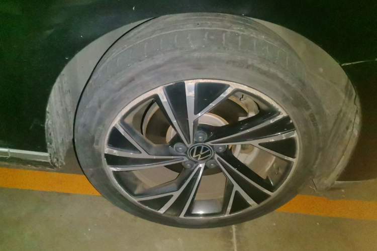 Used Volkswagen Magotan 2021 330TSI DSG 30th Anniversary Edition Right Front Wheel Hub