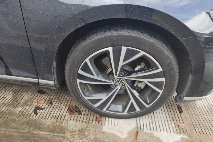 Used Volkswagen Magotan 2021 330TSI DSG 30th Anniversary Edition Right Front Wheel Hub