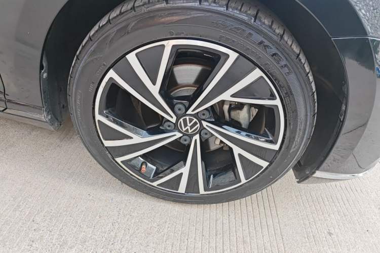 Used Volkswagen Magotan 2021 330TSI DSG 30th Anniversary Edition Right Front Wheel Hub