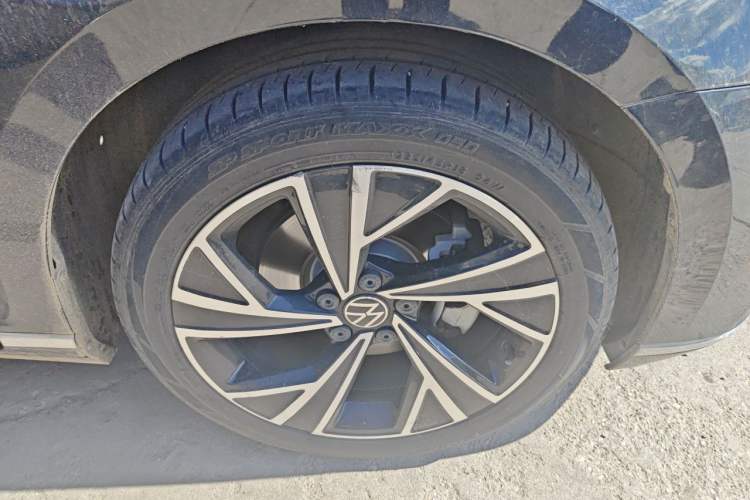 Used Volkswagen Magotan 2021 330TSI DSG 30th Anniversary Edition Right Front Wheel Hub