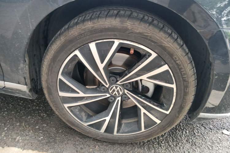 Used Volkswagen Magotan 2021 330TSI DSG 30th Anniversary Edition Right Front Wheel Hub