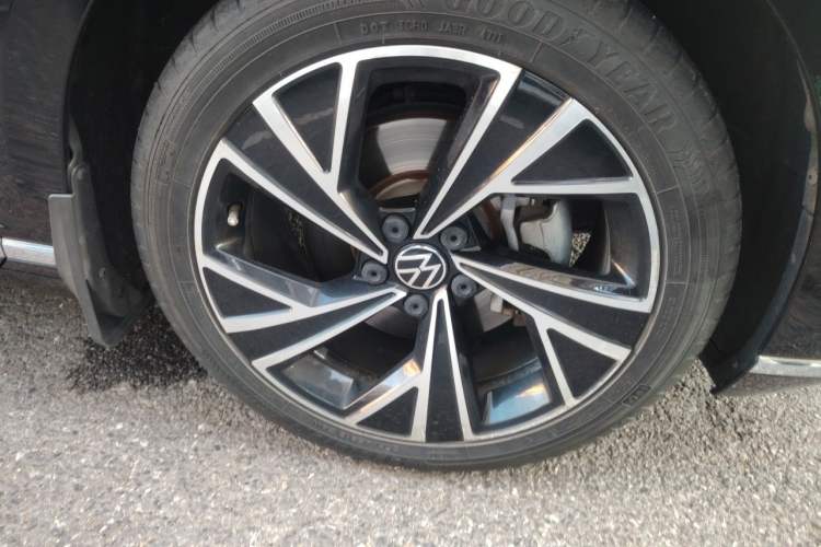 Used Volkswagen Magotan 2021 330TSI DSG 30th Anniversary Edition Right Front Wheel Hub