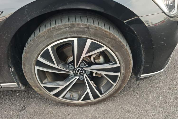 Used Volkswagen Magotan 2021 330TSI DSG 30th Anniversary Edition Right Front Wheel Hub
