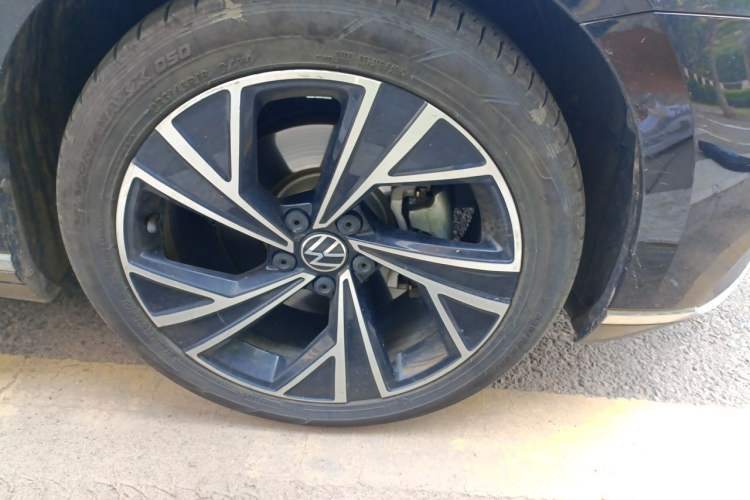 Used Volkswagen Magotan 2021 330TSI DSG 30th Anniversary Edition Right Front Wheel Hub