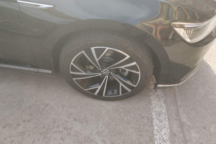 Used Volkswagen Magotan 2021 330TSI DSG 30th Anniversary Edition Right Front Wheel Hub