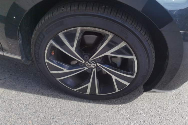 Used Volkswagen Magotan 2021 330TSI DSG 30th Anniversary Edition Right Front Wheel Hub