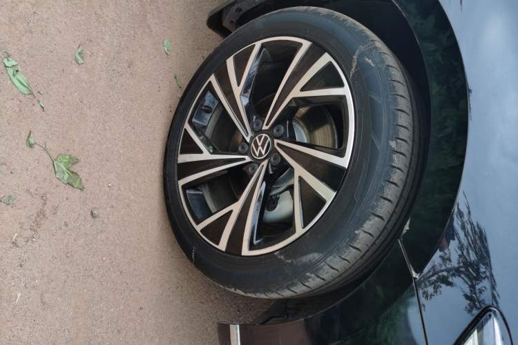 Used Volkswagen Magotan 2021 330TSI DSG 30th Anniversary Edition Right Front Wheel Hub