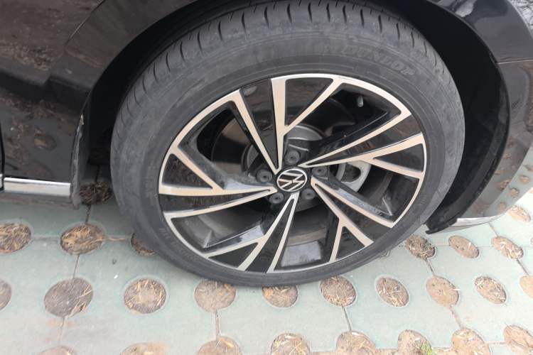 Used Volkswagen Magotan 2021 330TSI DSG 30th Anniversary Edition Right Front Wheel Hub