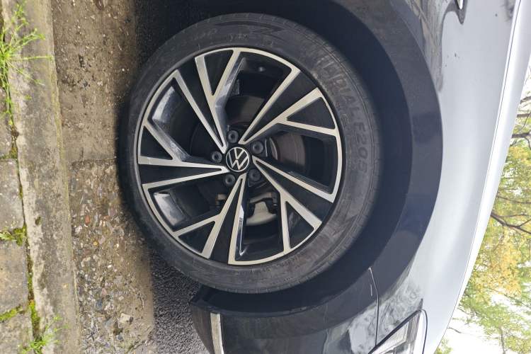 Used Volkswagen Magotan 2021 330TSI DSG 30th Anniversary Edition Right Front Wheel Hub