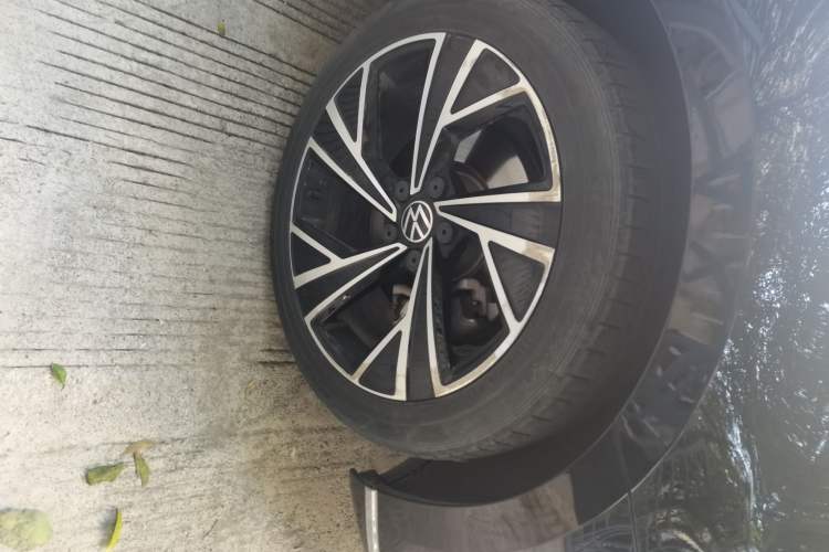 Used Volkswagen Magotan 2021 330TSI DSG 30th Anniversary Edition Right Front Wheel Hub