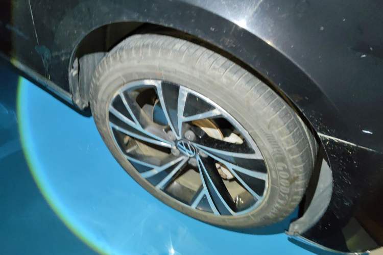 Used Volkswagen Magotan 2021 330TSI DSG 30th Anniversary Edition Right Front Wheel Hub