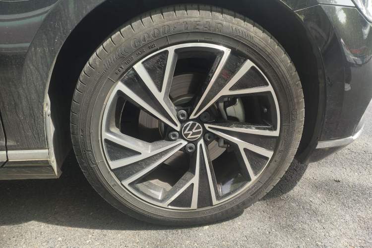 Used Volkswagen Magotan 2021 330TSI DSG 30th Anniversary Edition Right Front Wheel Hub