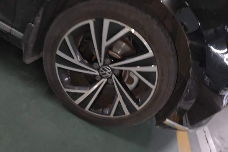Used Volkswagen Magotan 2021 330TSI DSG 30th Anniversary Edition Right Front Wheel Hub