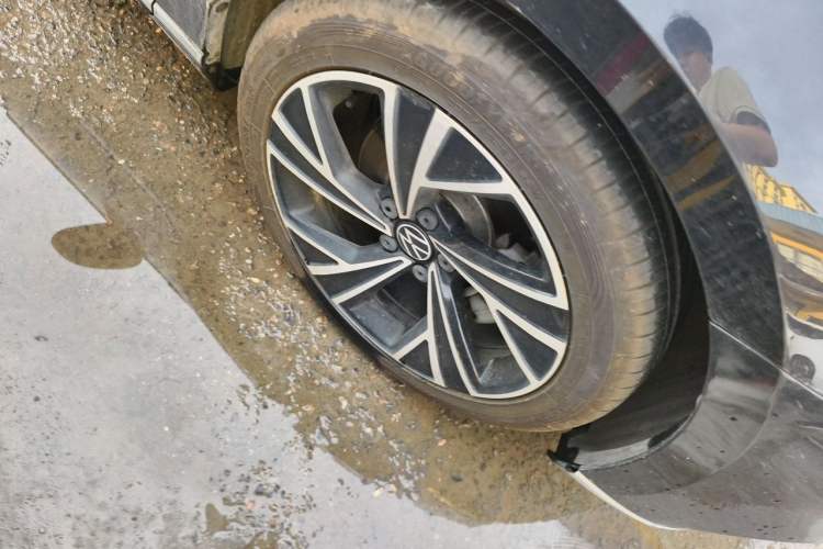 Used Volkswagen Magotan 2021 330TSI DSG 30th Anniversary Edition Right Front Wheel Hub