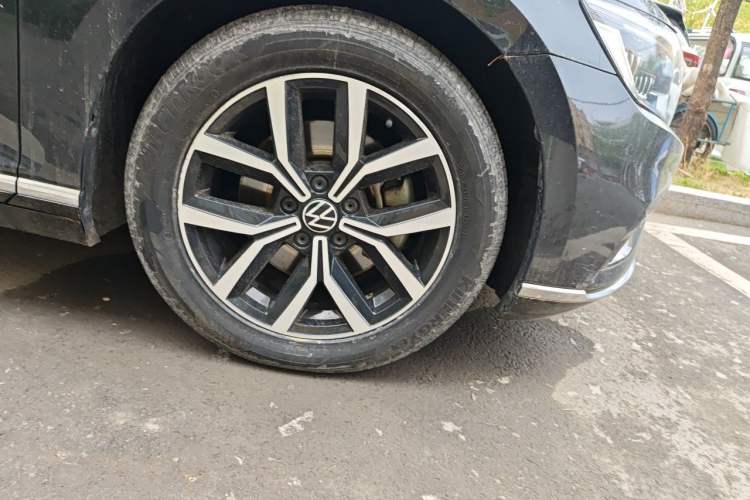 Used Volkswagen Magotan 2021 330TSI DSG 30th Anniversary Edition Right Front Wheel Hub