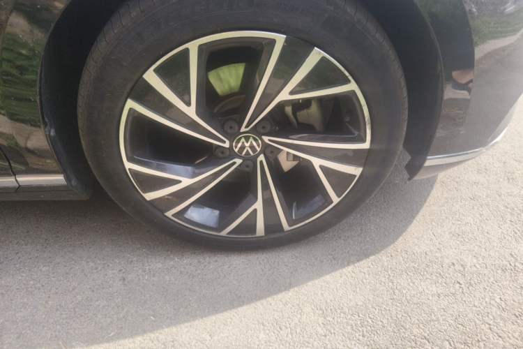 Used Volkswagen Magotan 2021 330TSI DSG 30th Anniversary Edition Right Front Wheel Hub