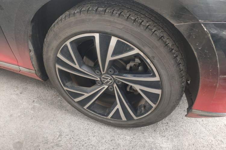 Used Volkswagen Magotan 2021 330TSI DSG 30th Anniversary Edition Right Front Wheel Hub