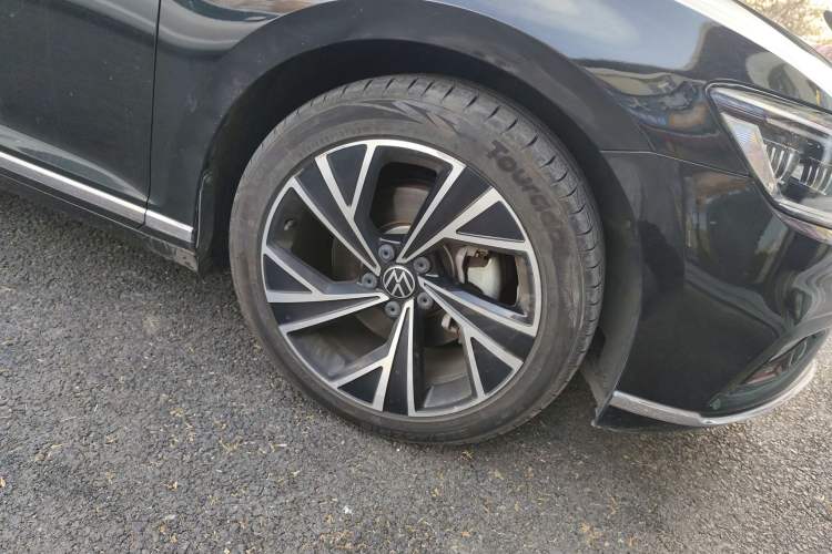 Used Volkswagen Magotan 2021 330TSI DSG 30th Anniversary Edition Right Front Wheel Hub