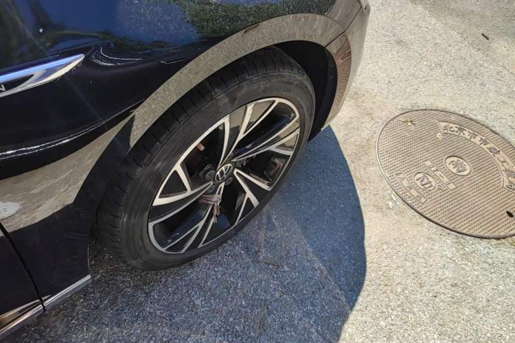 Used Volkswagen Magotan 2021 330TSI DSG 30th Anniversary Edition Right Front Wheel Hub