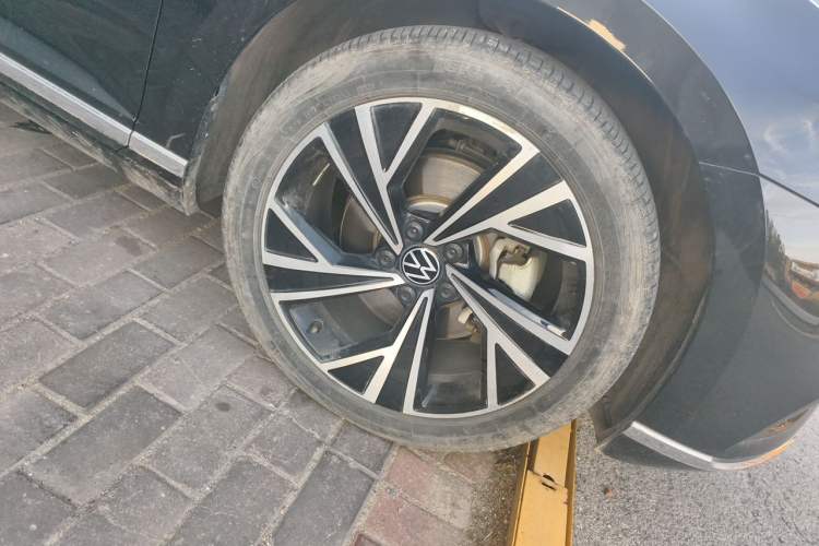 Used Volkswagen Magotan 2021 330TSI DSG 30th Anniversary Edition Right Front Wheel Hub