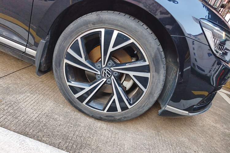 Used Volkswagen Magotan 2021 330TSI DSG 30th Anniversary Edition Right Front Wheel Hub