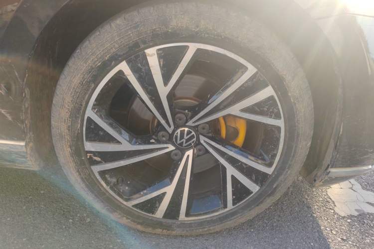 Used Volkswagen Magotan 2021 330TSI DSG 30th Anniversary Edition Right Front Wheel Hub