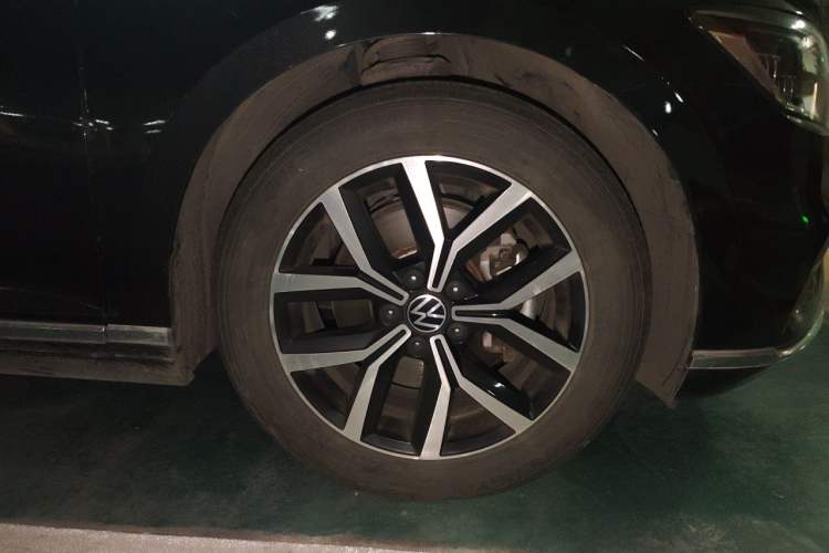 Used Volkswagen Magotan 2021 330TSI DSG 30th Anniversary Edition Right Front Wheel Hub
