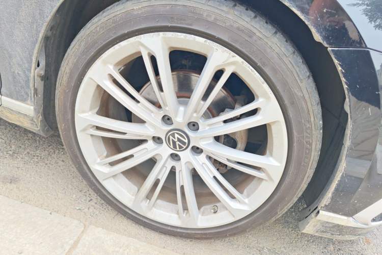 Used Volkswagen Magotan 2021 330TSI DSG 30th Anniversary Edition Right Front Wheel Hub