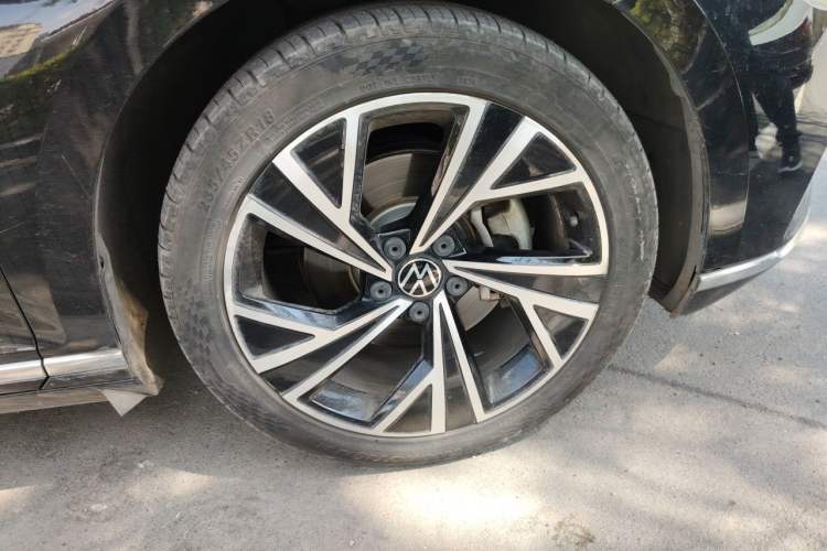 Used Volkswagen Magotan 2021 330TSI DSG 30th Anniversary Edition Right Front Wheel Hub