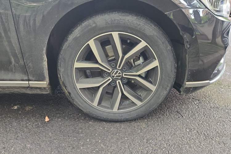 Used Volkswagen Magotan 2021 330TSI DSG 30th Anniversary Edition Right Front Wheel Hub