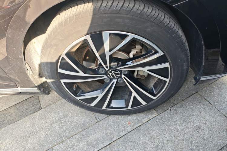 Used Volkswagen Magotan 2021 330TSI DSG 30th Anniversary Edition Right Front Wheel Hub