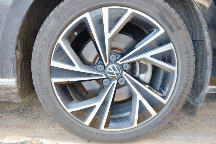 Used Volkswagen Magotan 2021 330TSI DSG 30th Anniversary Edition Right Front Wheel Hub