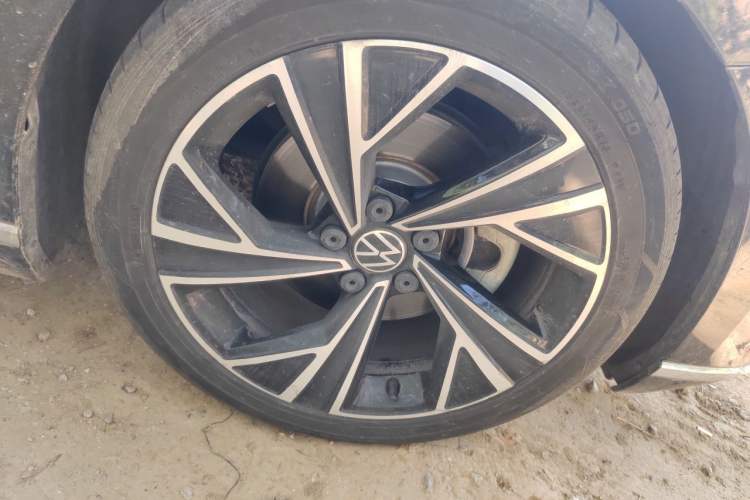 Used Volkswagen Magotan 2021 330TSI DSG 30th Anniversary Edition Right Front Wheel Hub