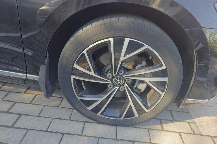 Used Volkswagen Magotan 2021 330TSI DSG 30th Anniversary Edition Right Front Wheel Hub