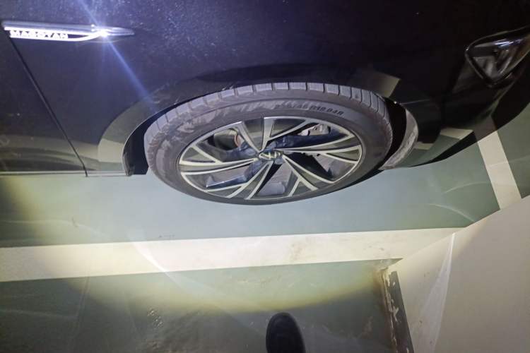 Used Volkswagen Magotan 2021 330TSI DSG 30th Anniversary Edition Right Front Wheel Hub
