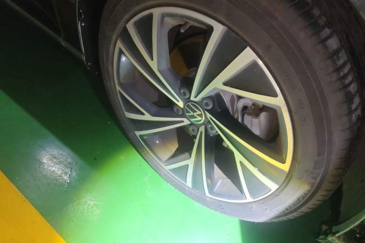 Used Volkswagen Magotan 2021 330TSI DSG 30th Anniversary Edition Right Front Wheel Hub