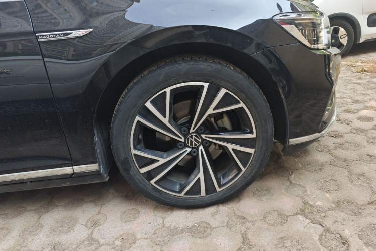 Used Volkswagen Magotan 2021 330TSI DSG 30th Anniversary Edition Right Front Wheel Hub