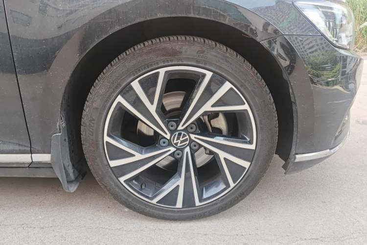 Used Volkswagen Magotan 2021 330TSI DSG 30th Anniversary Edition Right Front Wheel Hub