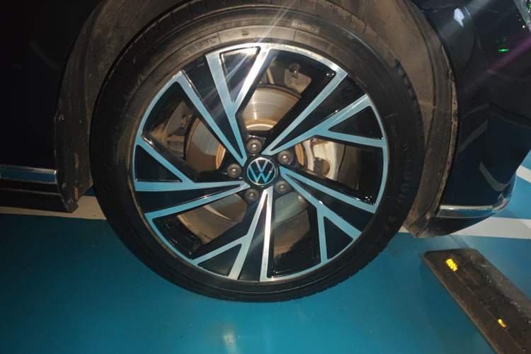 Used Volkswagen Magotan 2021 330TSI DSG 30th Anniversary Edition Right Front Wheel Hub