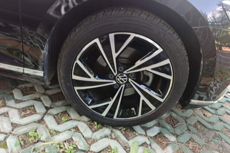 Used Volkswagen Magotan 2021 330TSI DSG 30th Anniversary Edition Right Front Wheel Hub