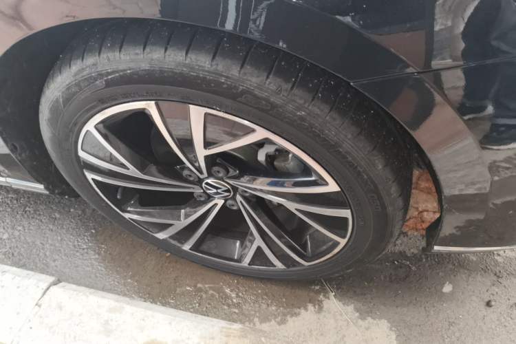 Used Volkswagen Magotan 2021 330TSI DSG 30th Anniversary Edition Right Front Wheel Hub