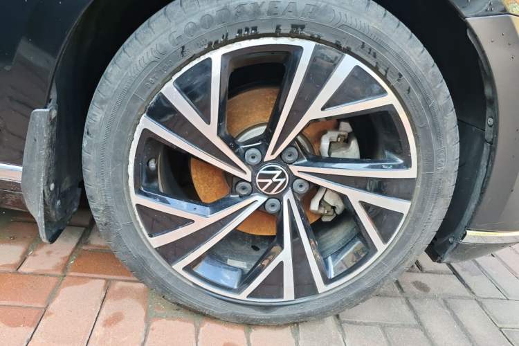Used Volkswagen Magotan 2021 330TSI DSG 30th Anniversary Edition Right Front Wheel Hub